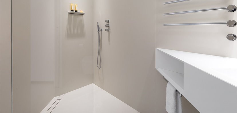 piatto doccia bianco di design in pietra sinterizzata Lapitec