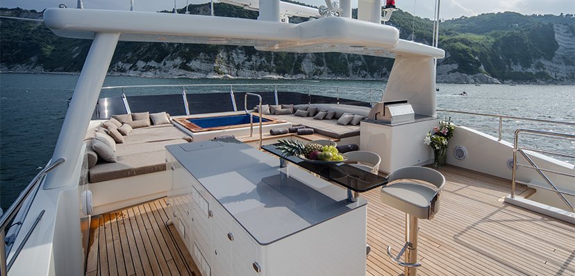 Top cucina e tavoli di design in Lapitec per yacht di lusso