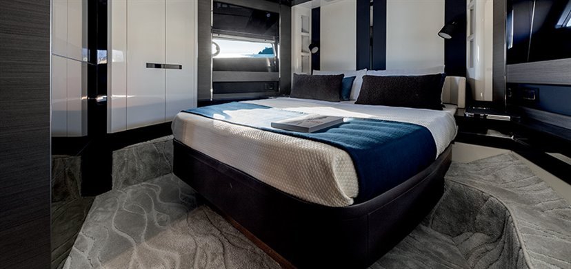 09_yatch_S8_877x414_-752872707