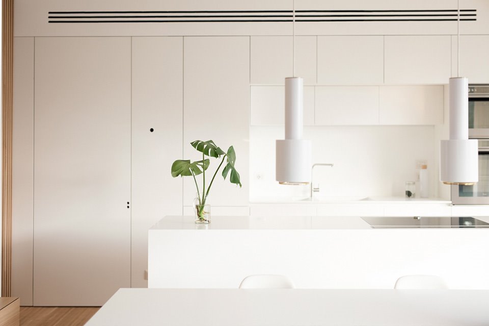 HouseEA-interior-design-tavolo-bianco-table-white-immagine-centrale
